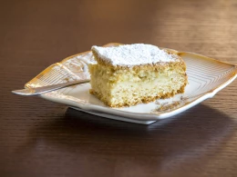 Tartes aux biscuits sur une assiette blanche, poses sur une table en bois.