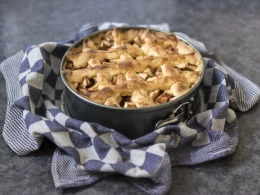 Tartes aux pommes flambee posee sur une serviette bleue